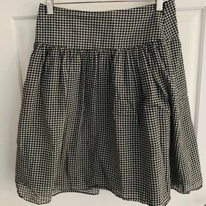 Banana Republic houndstooth Print Skirt- size 2